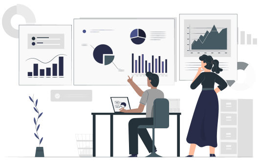 Ein Mann sitzt an einem Tisch am Laptop und zeigt auf eine Wand mit Statistiken. Neben ihm steht eine Frau, die nachdenkt.